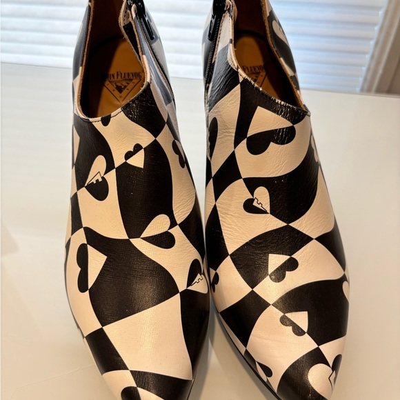 Fluevog Black and White Heart Patterned Women's Shoes size 9 - Picture 3 of 4